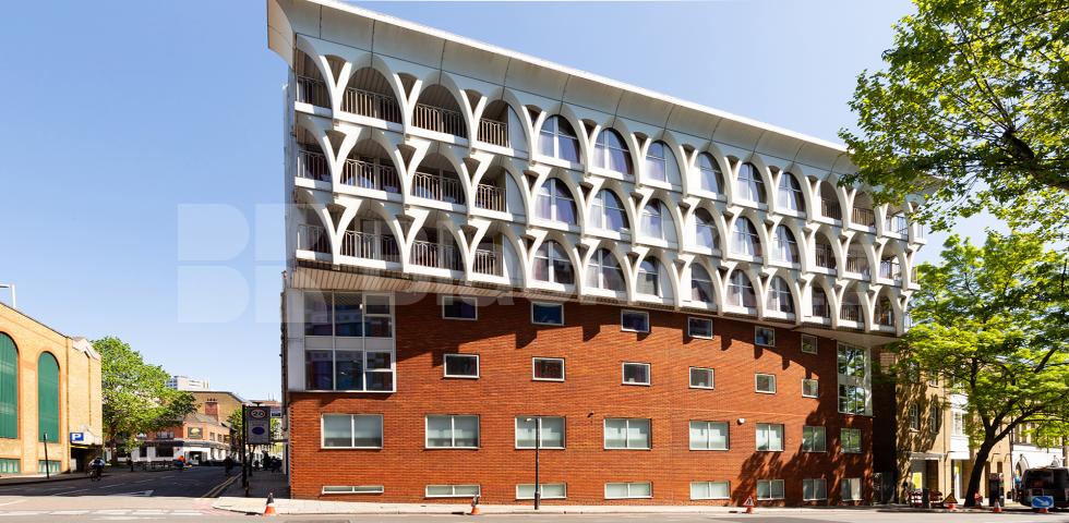 			PENTHOUSE WITH ROOF TERRACE!, 4 Bedroom, 1 bath, 1 reception Flat			 Farringdon Road, CLERKENWELL / HOLBORN